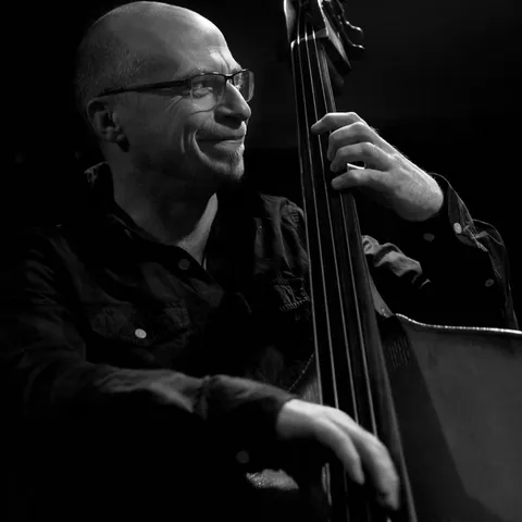 Simon Thorpe playing double bass